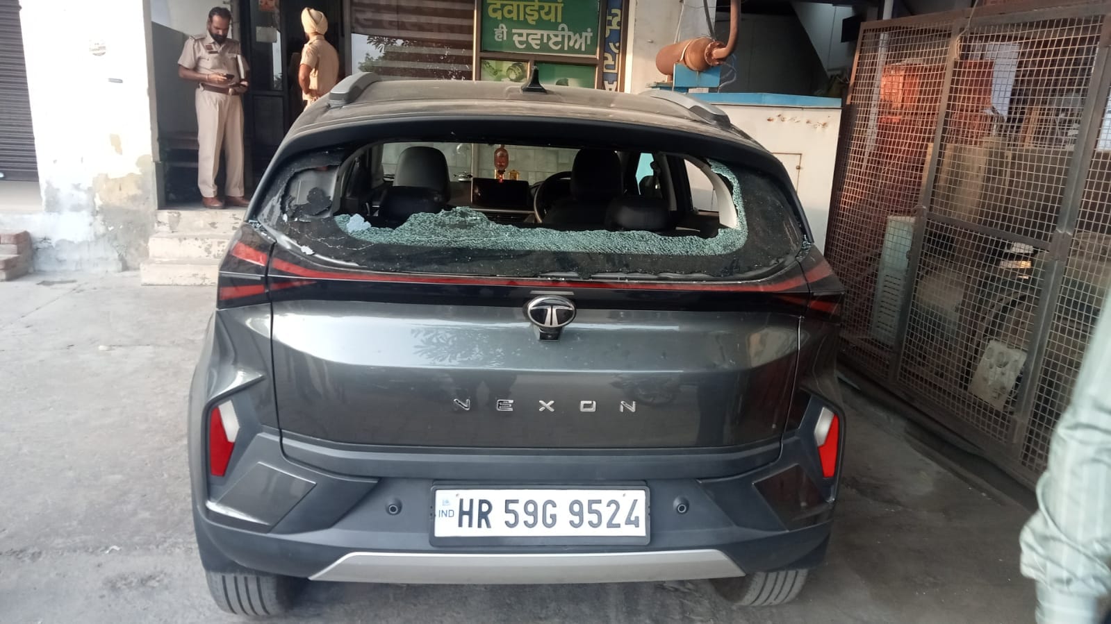 नूर हॉस्पिटल के बाहर युवकों का द्वारा ईंट मारकर तोड़ी गई गाड़ी व मौजूद पुलिस : संवाद