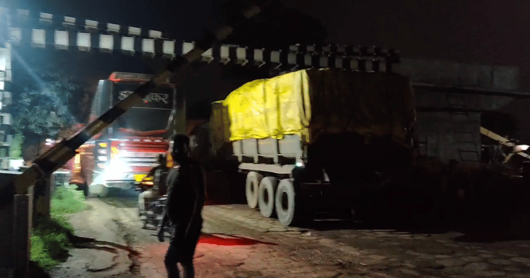 Massive Traffic Jam at Devgaon Railway Crossing, Long Queues Stretch to Johila Bridge