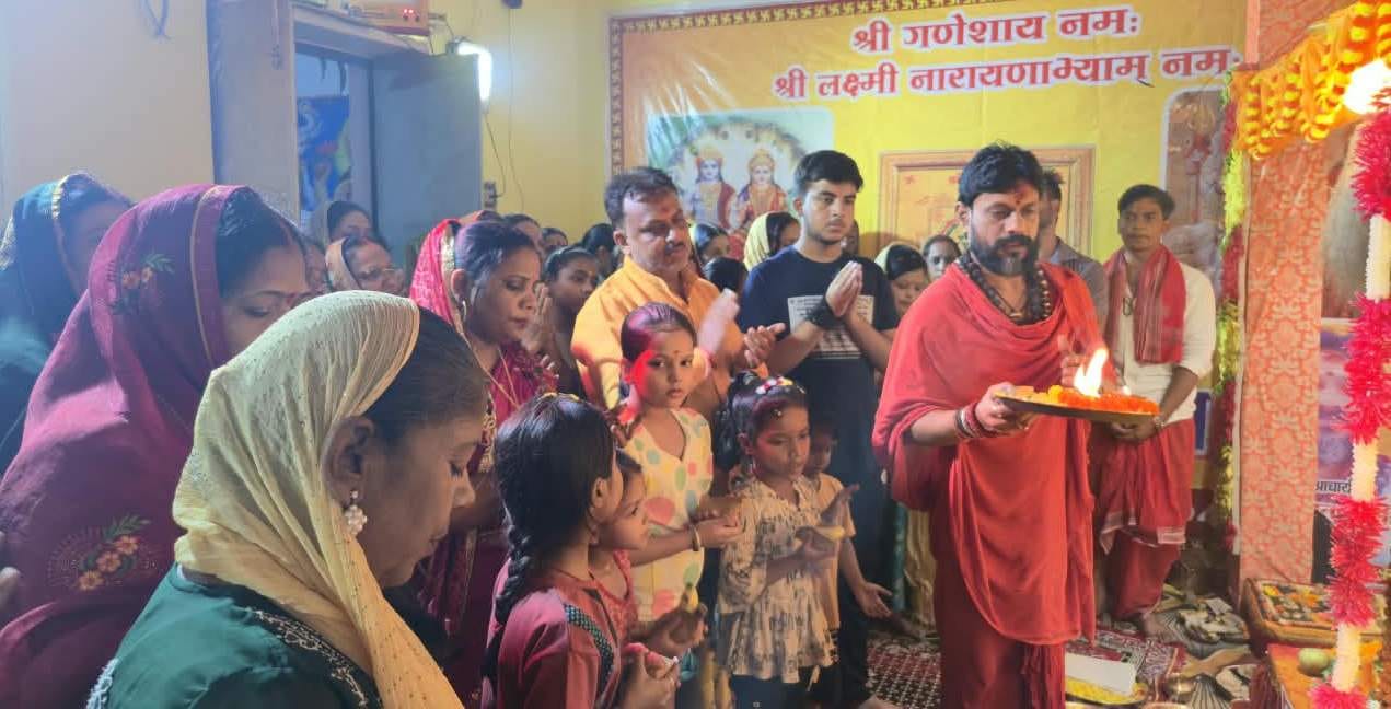 पीडीडीयू नगर के जटिया धर्मशाला में मां लक्ष्मी के आरती में शामिल लोग। संवाद