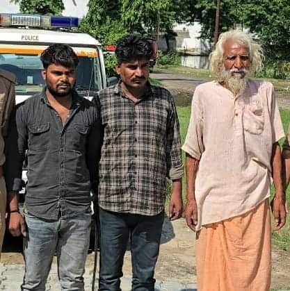 पुलिस गिरफ्त में मां-बेटी की हत्या के आरोपी। संवाद