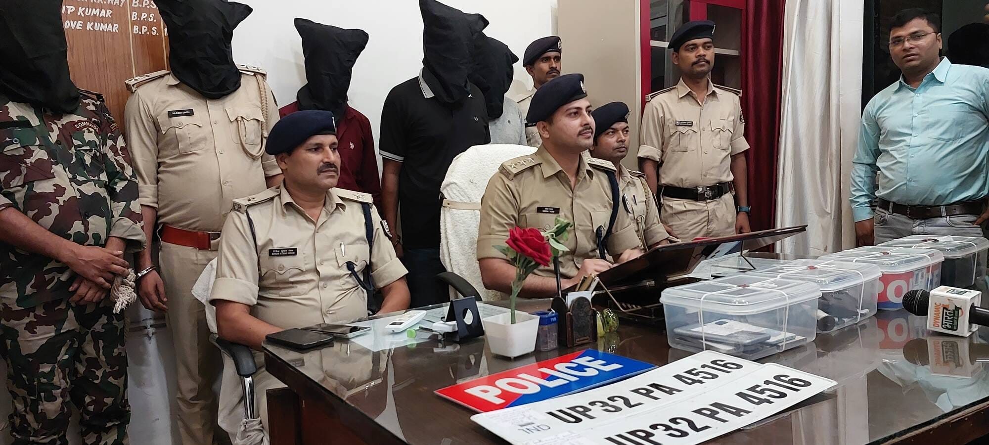 पुलिस अधिकारी मामले की जानकारी देते हुए।