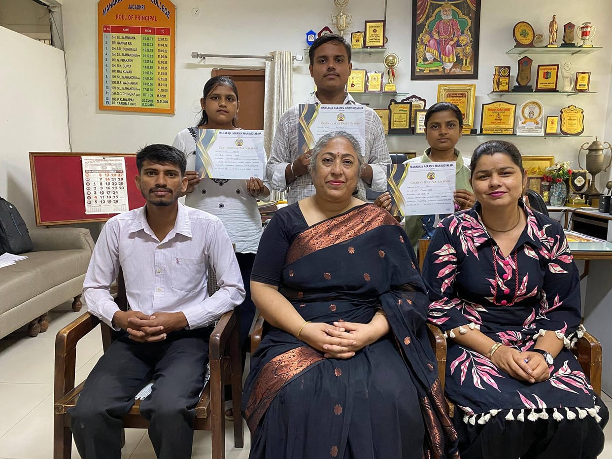 Aarti secured the first position in the Viksit Bharat Quiz
