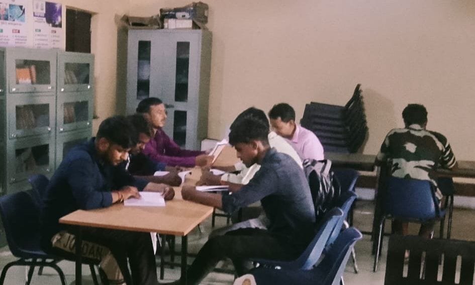 रेहड़िया में डिजिटल लाइब्रेरी में अध्ययन करते युवा। संवाद