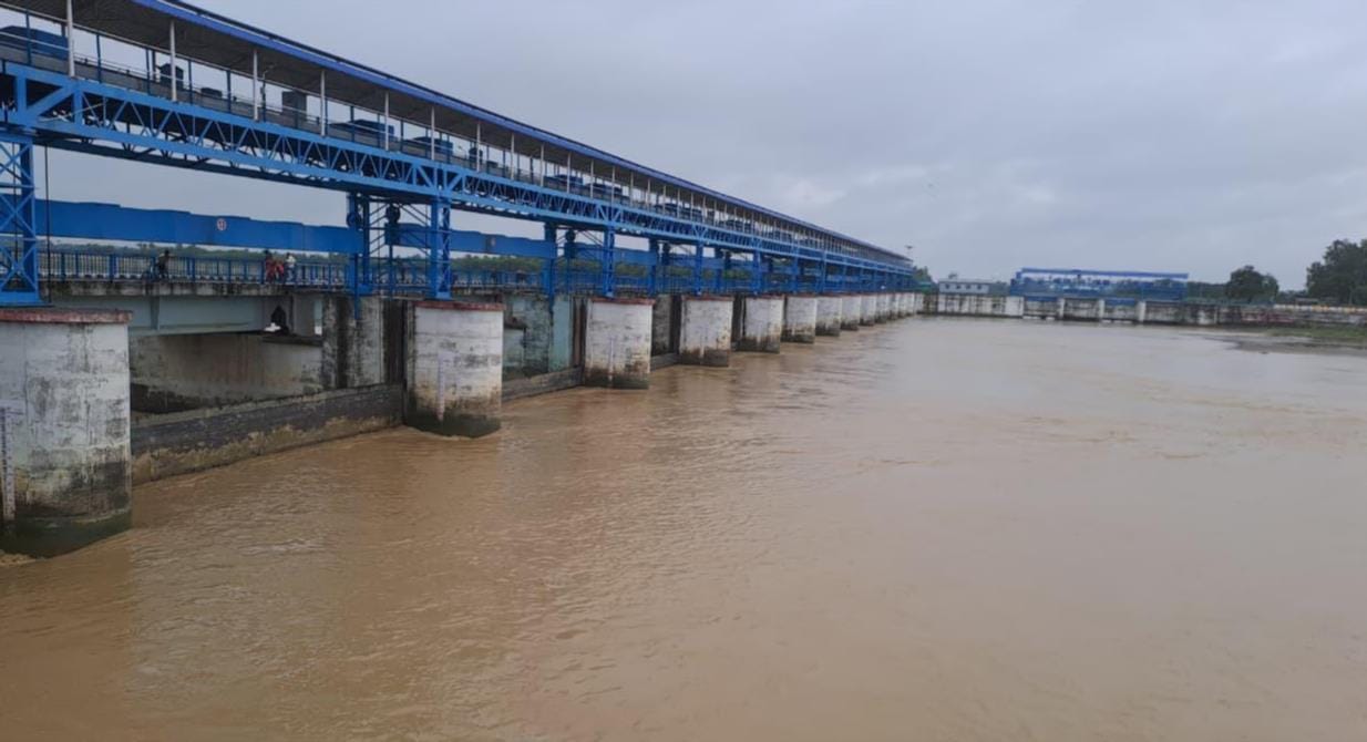 Rapti flowing 70 cm above the danger mark.