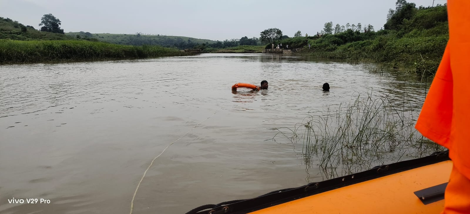 रेस्क्यू ऑपरेशन करती एस डी ई आर एफ टीम