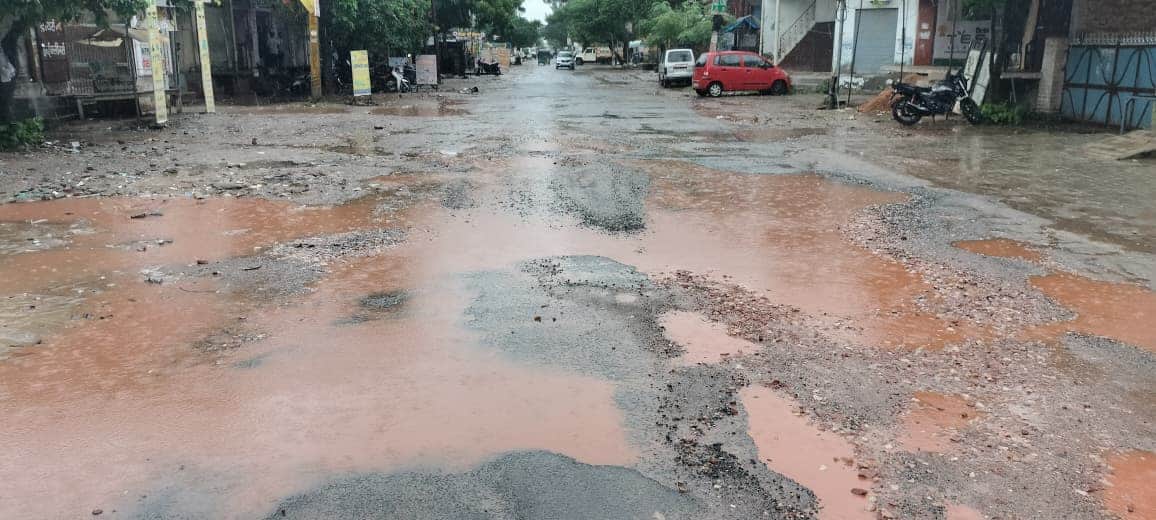 रविवार को होती बूंदाबांदी व शहर के निधौली रोड पर हुआ जलभराव। संवाद