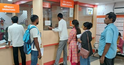 रविवार को टांडा मार्ग स्थित बीओबी शाखा में लेनदेन के लिए कतार में खड़े उपभोक्ता। संवाद