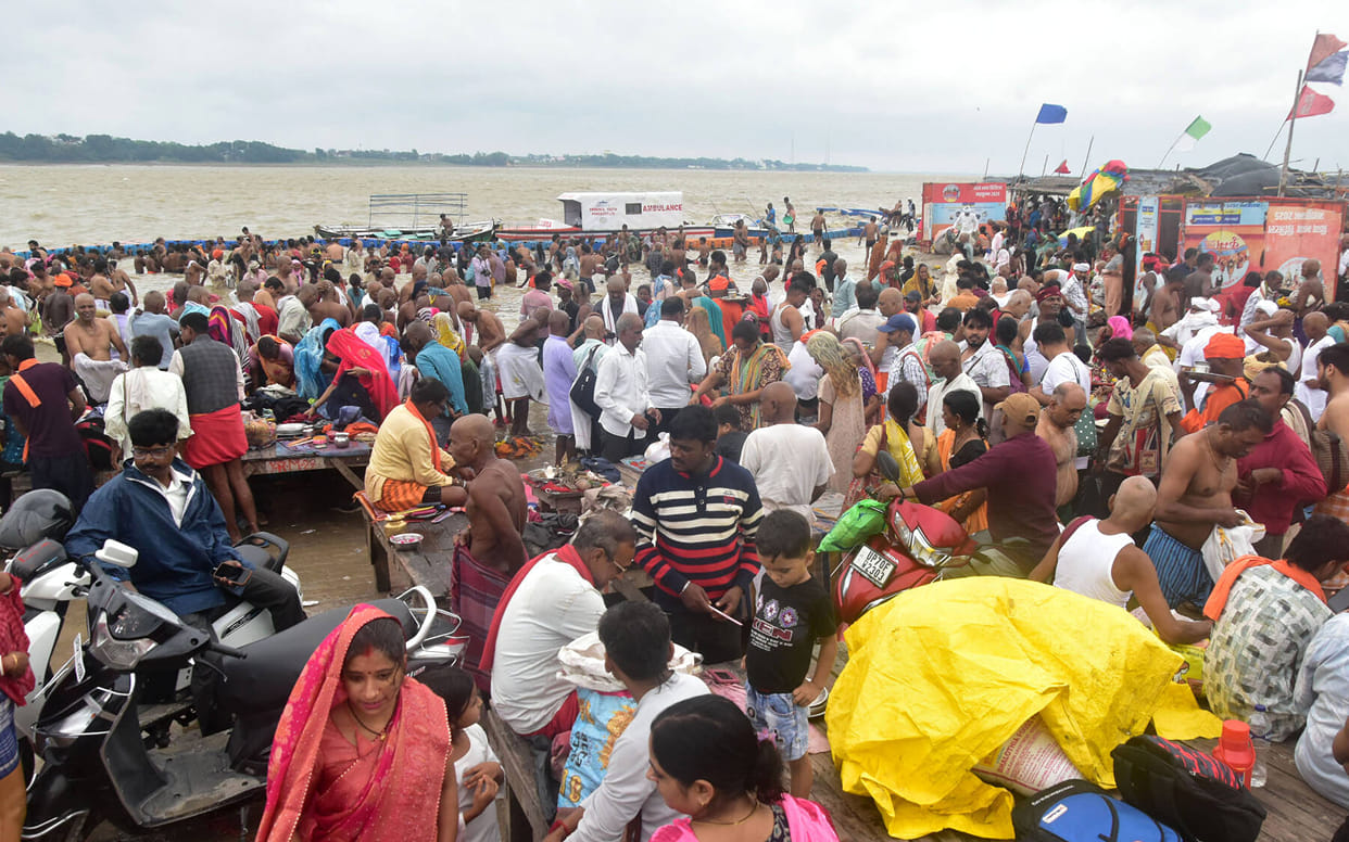 Surge of faith at the Sangam ahead of Pitru Paksha; ritual offerings performed alongside holy dips.