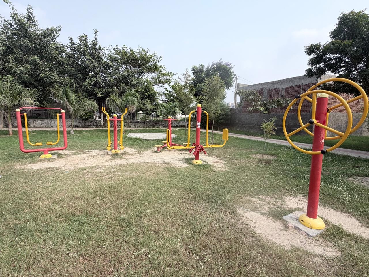 सेक्टर 18 के पार्क में दोबारा से लगाए हुए झूले। संवाद