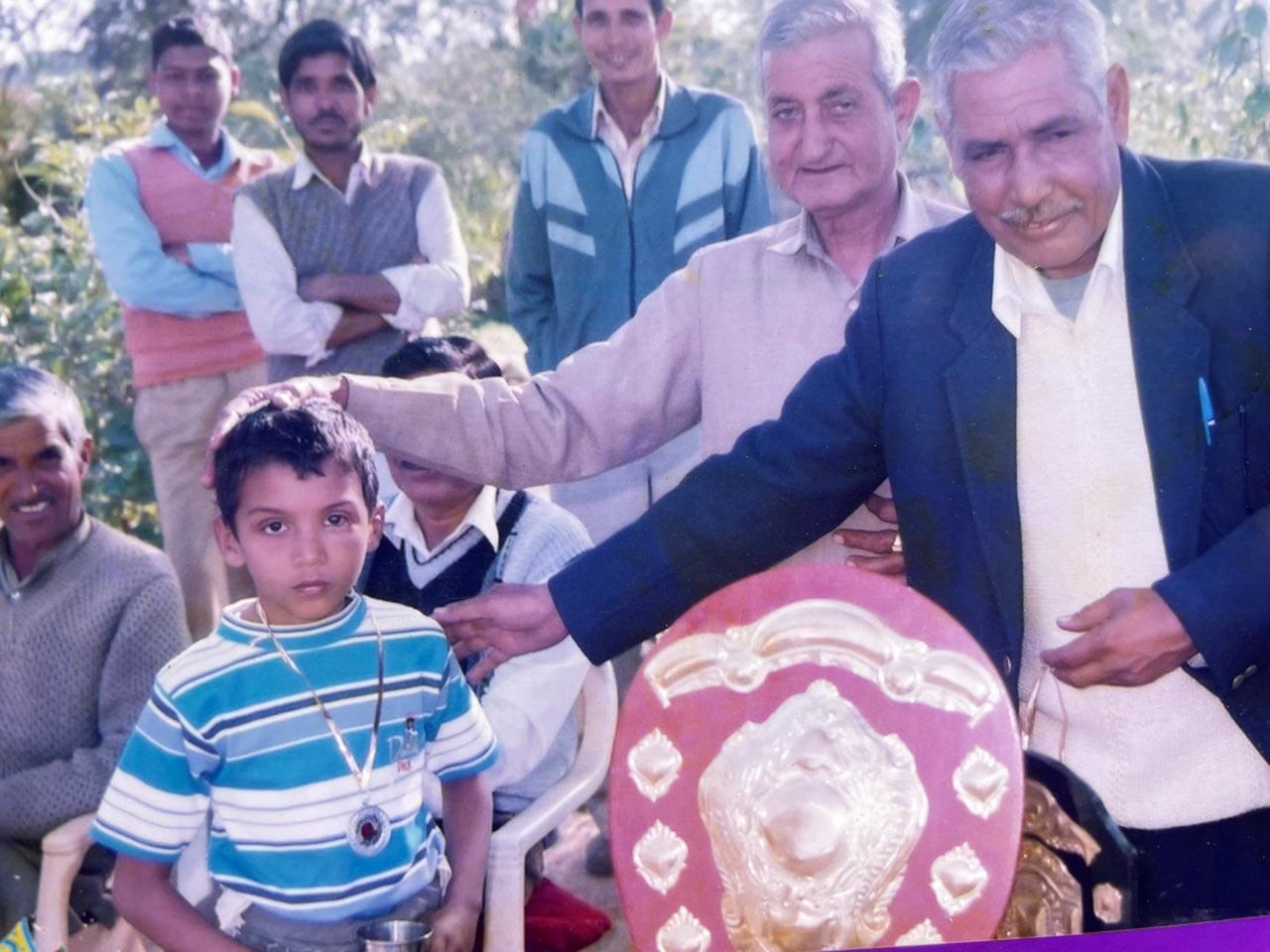 साल 2005 में बसेड़ा गांव में आयोजित समारोह में अर्जुन को पुरस्कृत करते अतिथि : फाइल फोटो