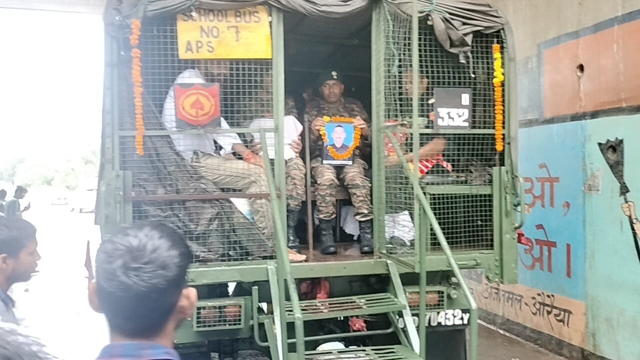 सेना गाड़ी में अवशेष लेकर बैठे सेना के जवान। संवाद