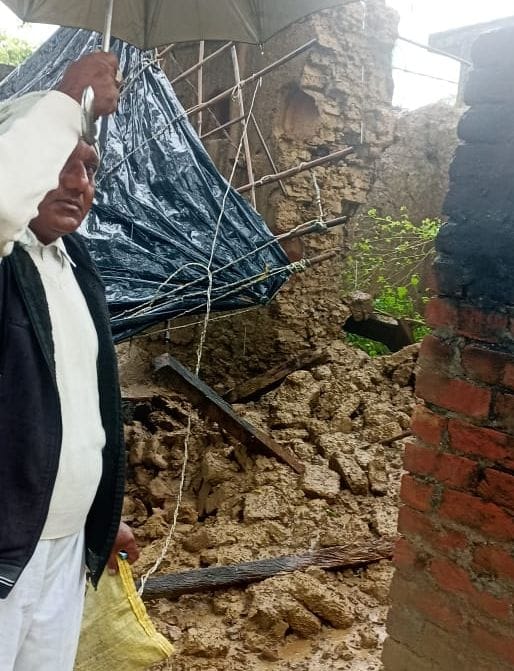 सिरसौली गांव में गिरा गरीब का मकान। स्रोत ग्रामीण