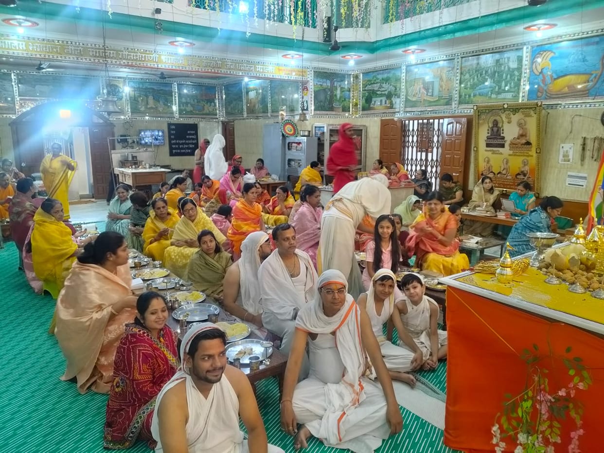 Abhishek of Lord Shantinath with 108 sacred pitchers on the auspicious occasion of Uttam Kshamavani Parv.