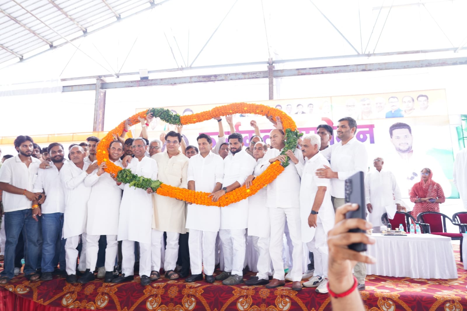 सांसद दीपेंद्र हुड्डा का स्वागत करते विधायक जस्सी पेटवाड़। संवाद