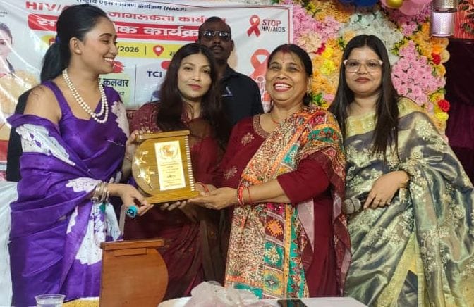शहर के एक होटल में आयोजित जागरूकता कार्यक्रम में टीवी अभिनेत्री का स्वागत करती महिला कर्मचारी