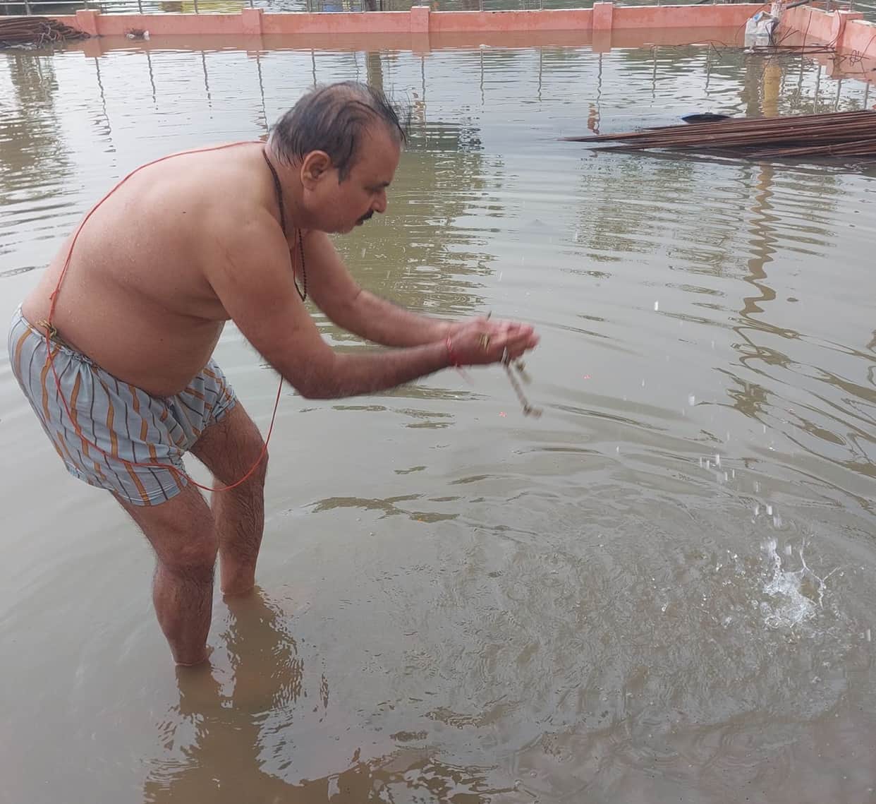 A holy dip in the Gomti River; performing *Tarpan* for ancestors.