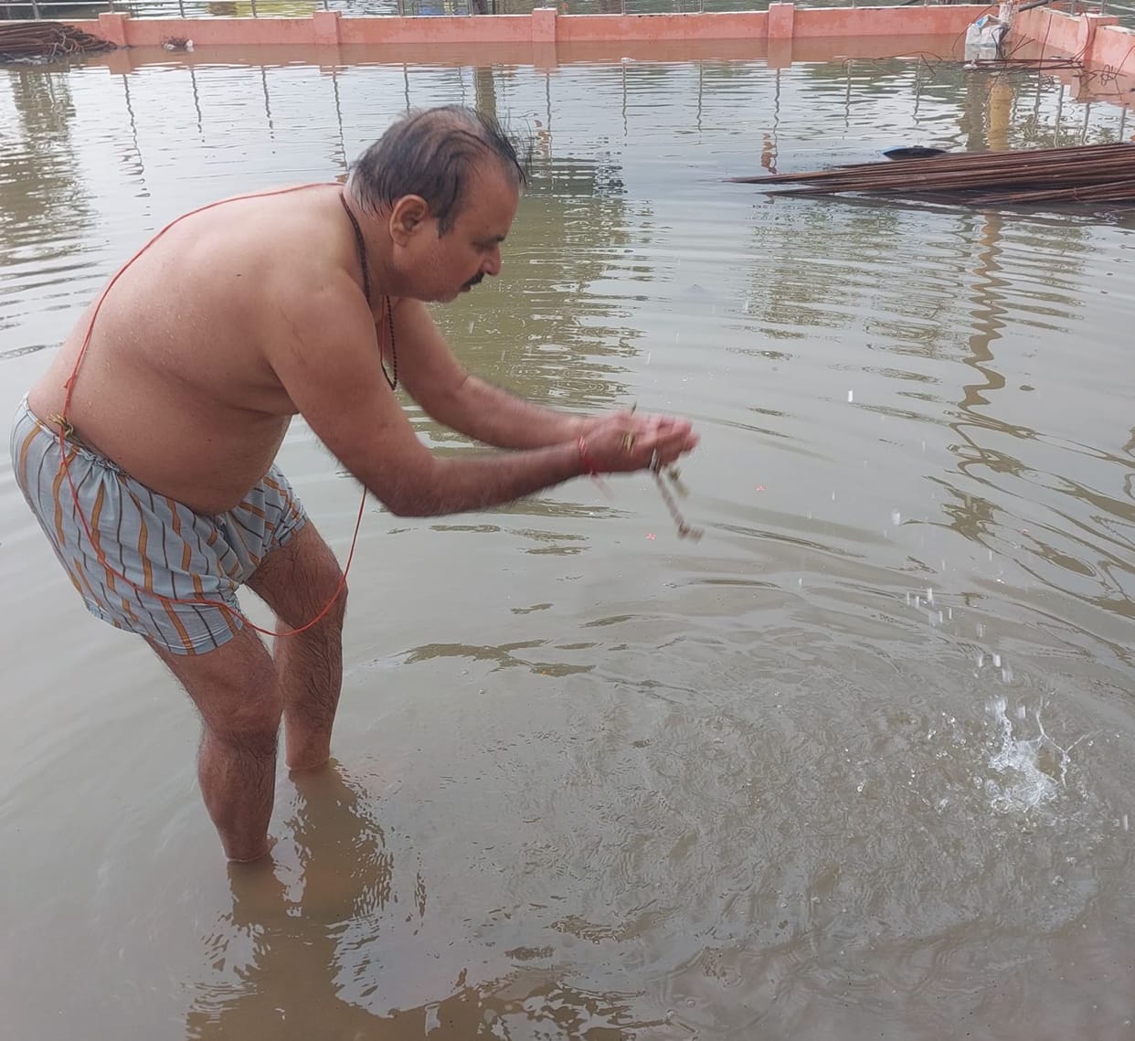 A holy dip in the Gomti River; performing *Tarpan* for ancestors.