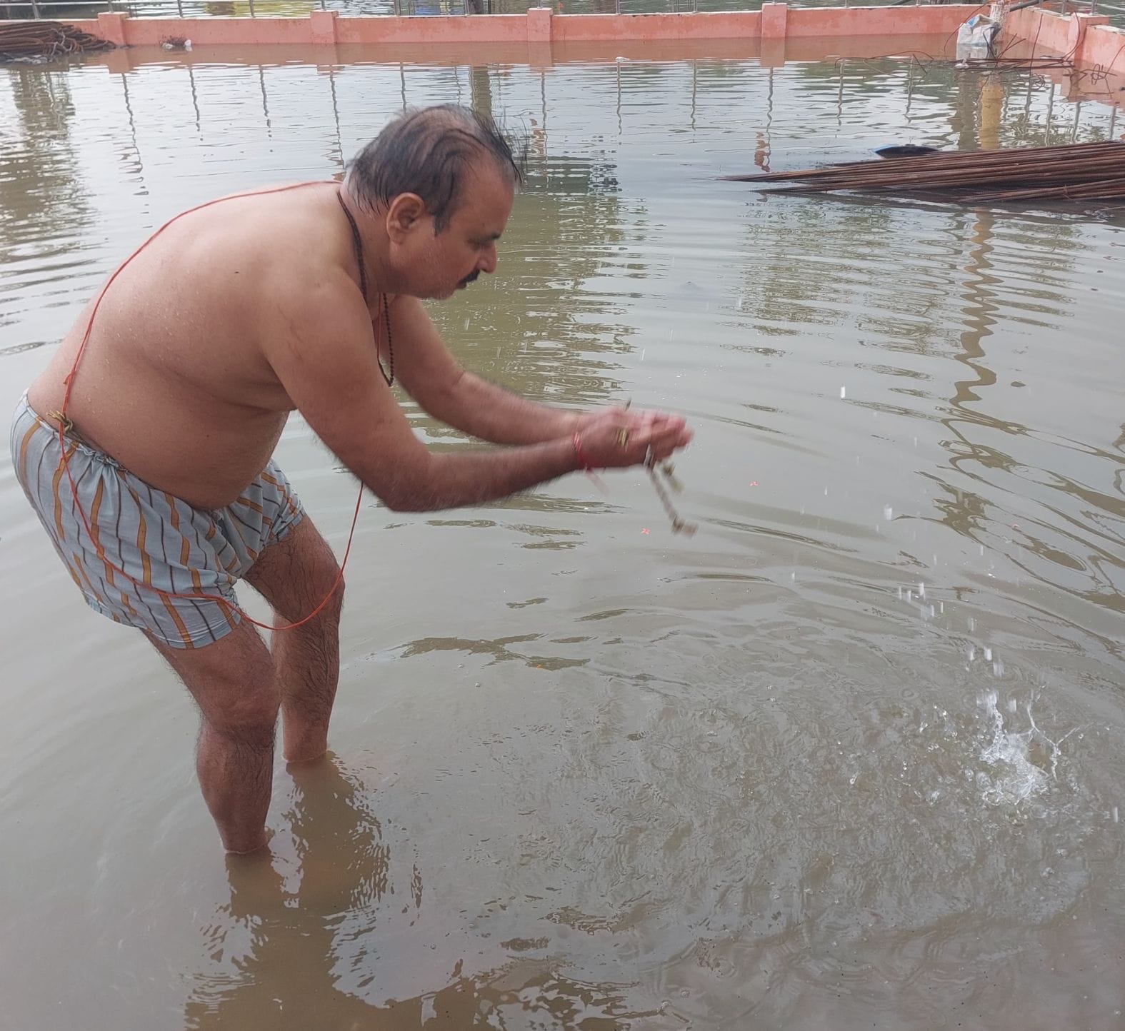  शहर के सीताकुंड स्थित गोमती नदी में पूर्वज का तर्पण करते लोग। स्रोत-स्वयं