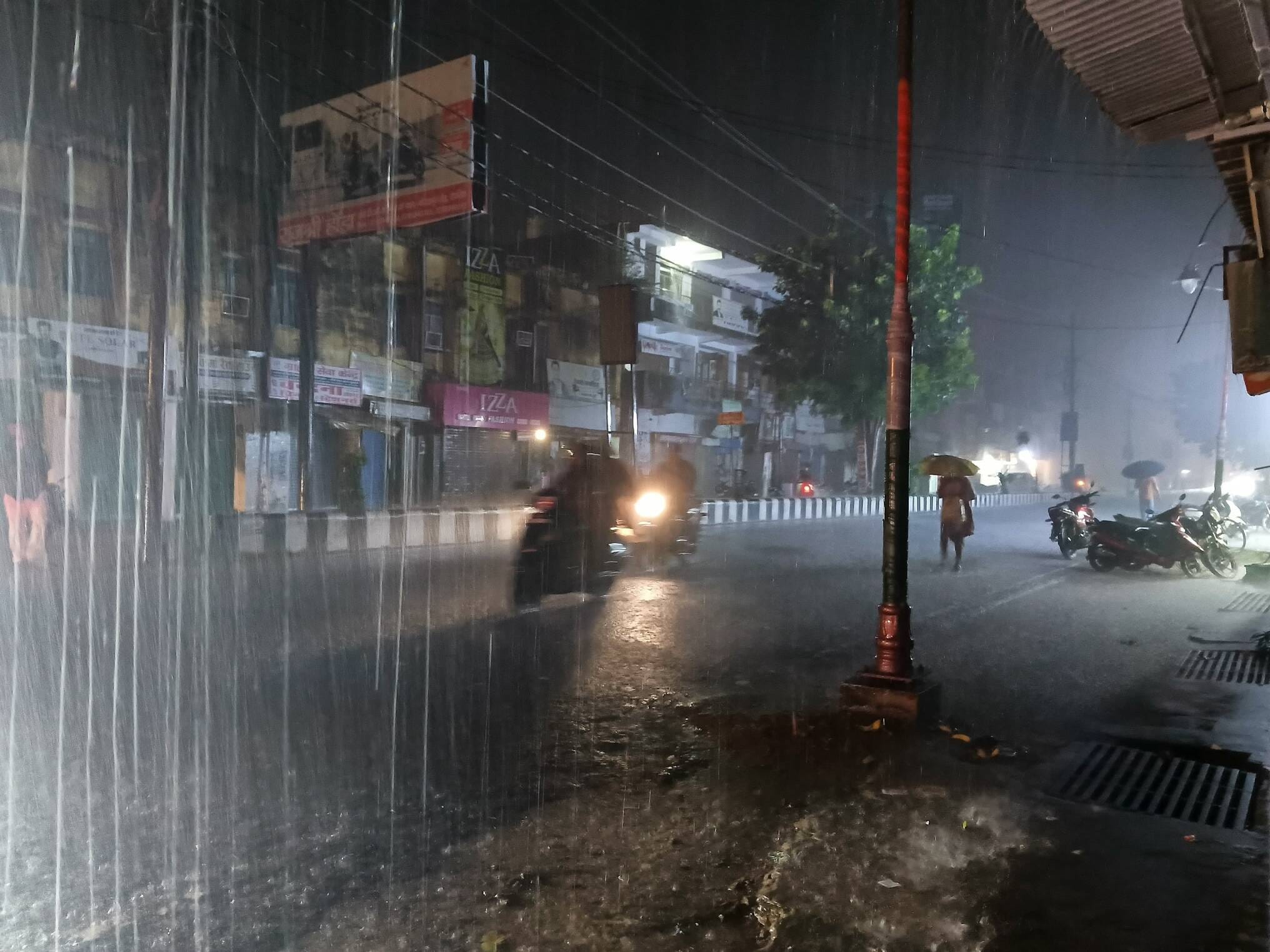 शहर में शनिवार की देर शाम हुई मूसलाधार बारिश