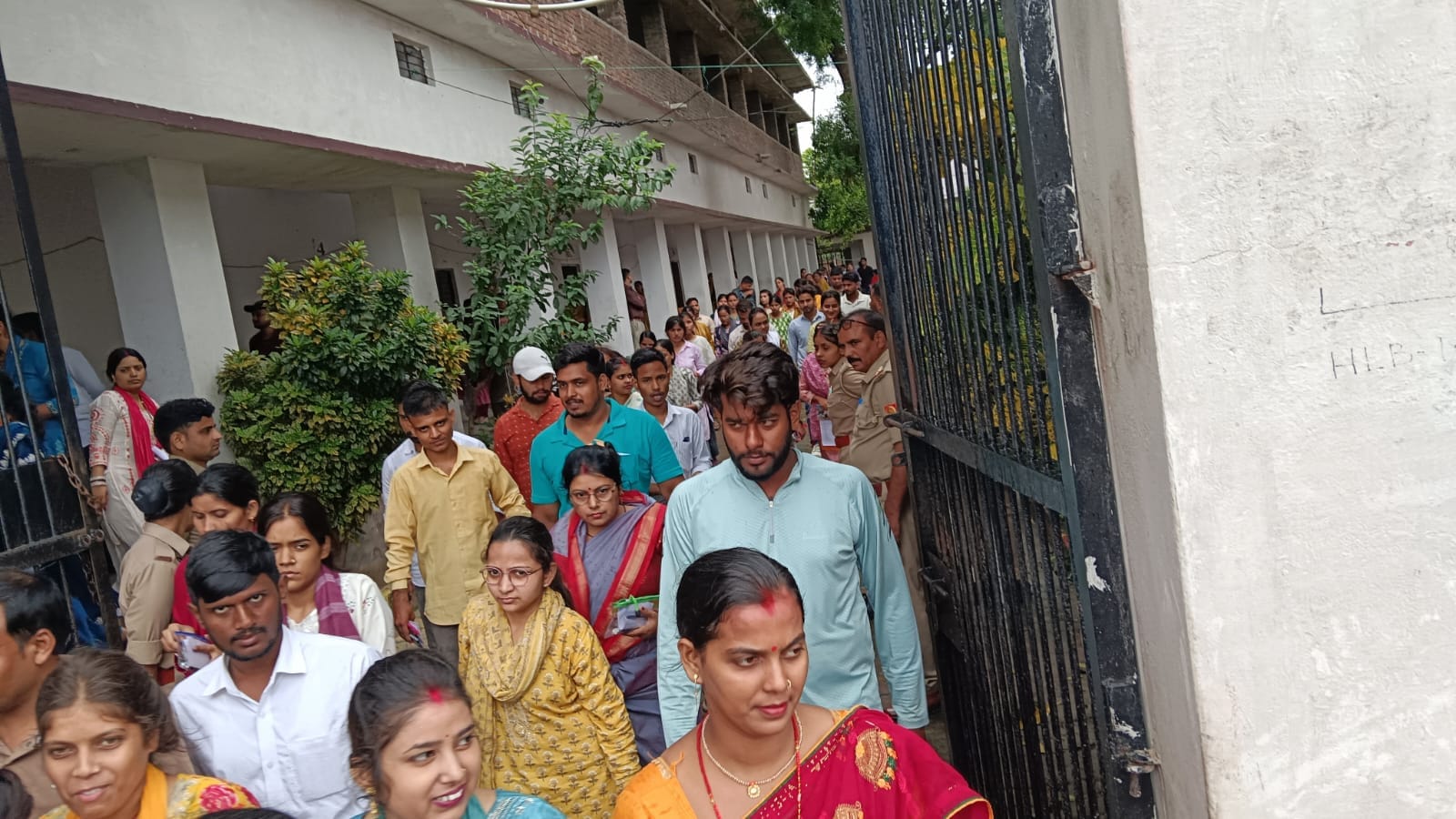 शहीद मंगल पांडेय इंटर कालेज से डीएलएड की परीक्षा देकर बाहर निकालते छात्र-छात्राएं। संवाद