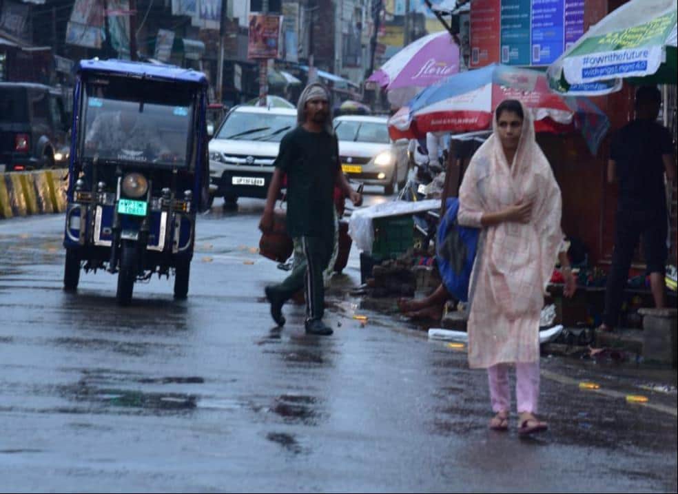 शामली में बारिश के दौरान जाते हुए। संवाद