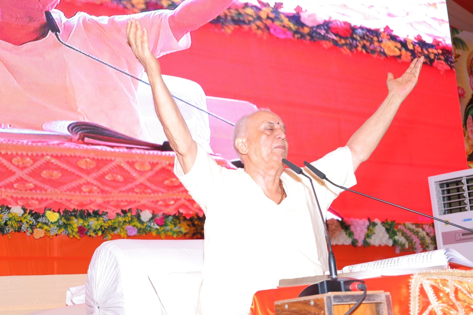 शामली में रामकथा सुनाते संत प्रवर विजय कौशल महाराज। स्रोत आयोजक
