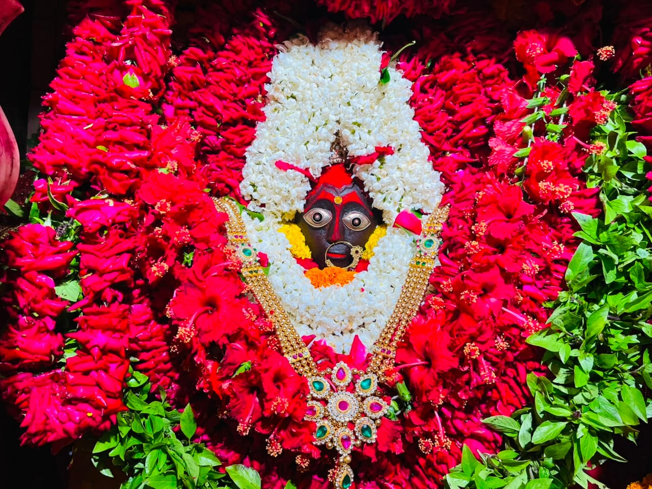 शीतला माता का श्रृंगार। मंदिर प्रशासन