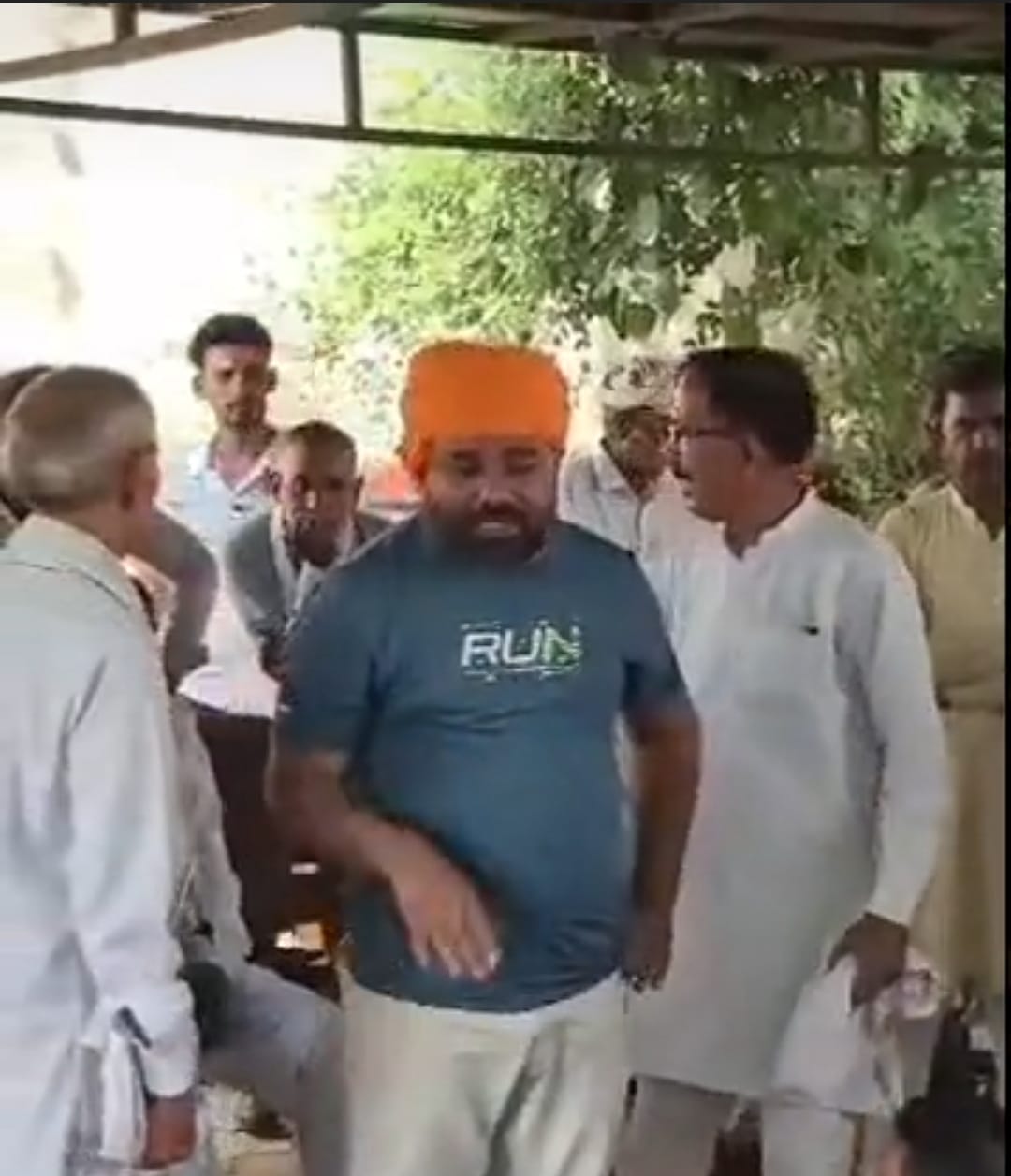 शव गृह में मौजूद मृतक के परिजन स्वंय