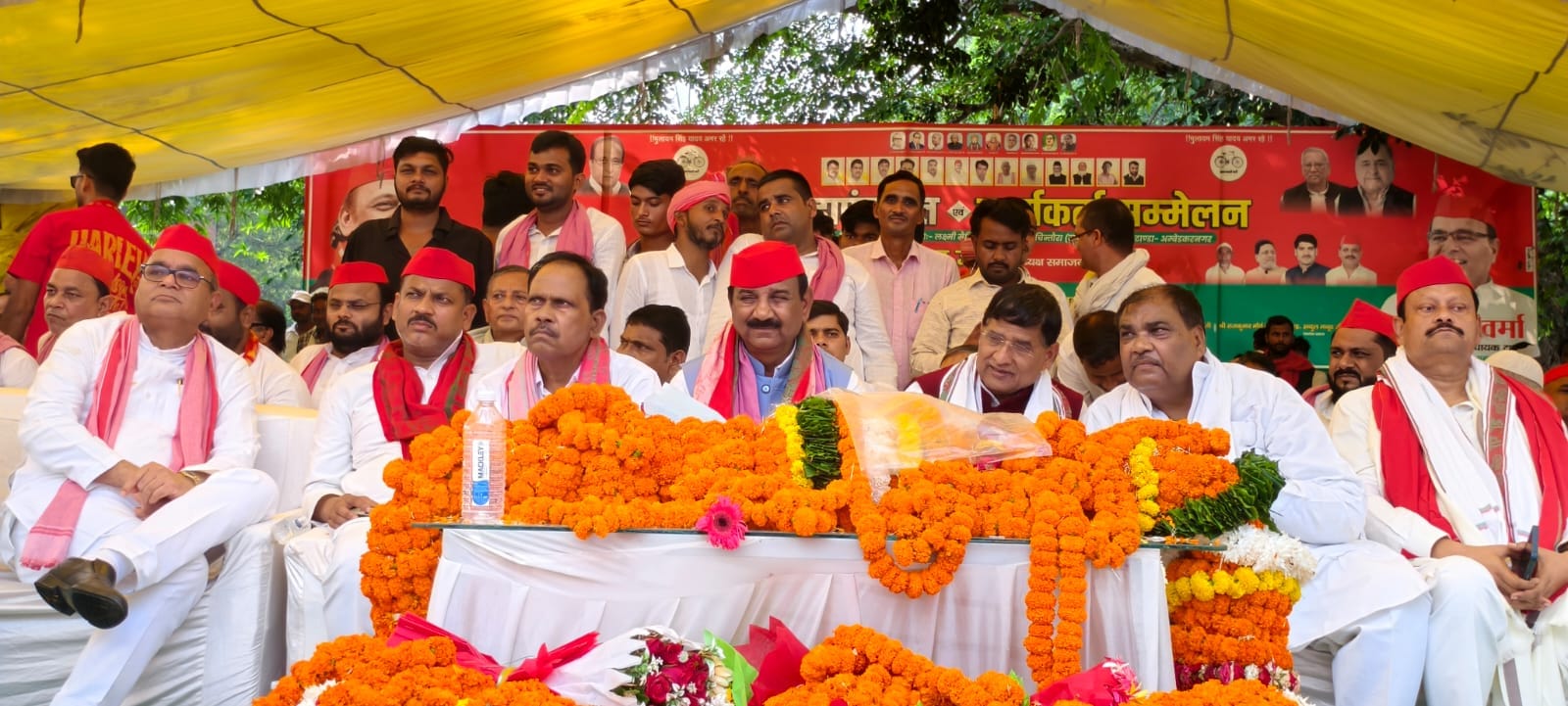 टांडा के चिंतौरा में मंच पर मौजूद सपा प्रदेश अध्यक्ष व अन्य। संवाद