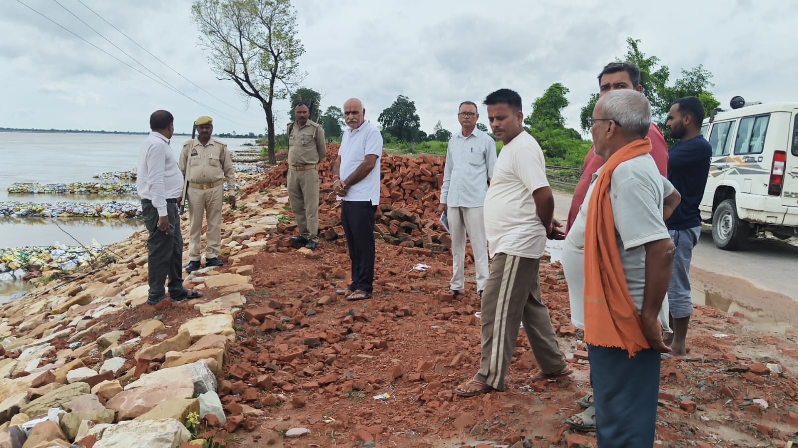 तिकुनिया जसनगर बांध मार्ग पर कटान रोकने को बनाई गई ठोकरें देखते एसडीएम यदुवीर सिंह। संवाद