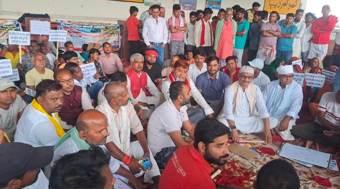 Protest are ghoghardiha railway station over an 8-point demand regarding long-distance trains in