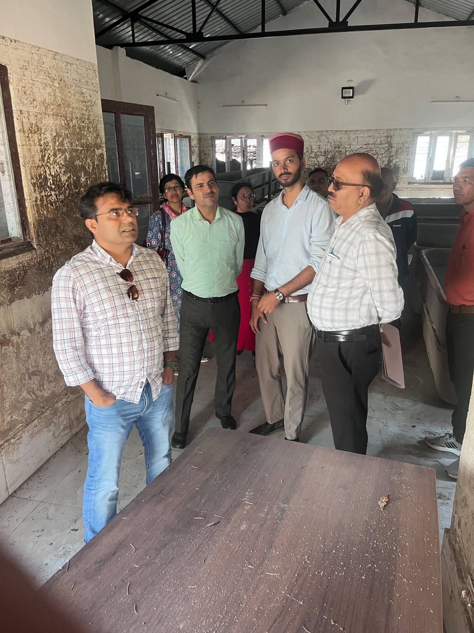 ट्राउट फार्म जंजैहली में हुए नुकसान का जायजा लेते अधिकारी व अन्य। स्त्रोत- विभाग
