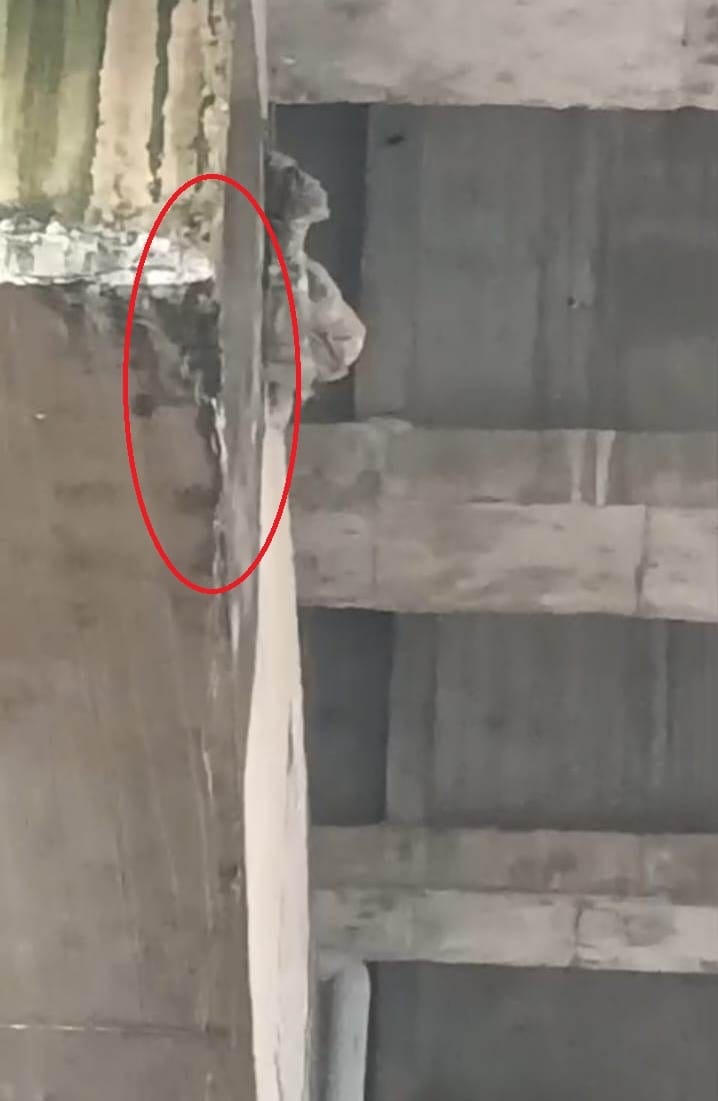 टूटे पाइप से गिरता पानी।