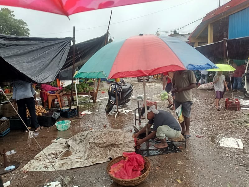 Waterlogging at Dubagga Mandi; Director gets it cleaned up.