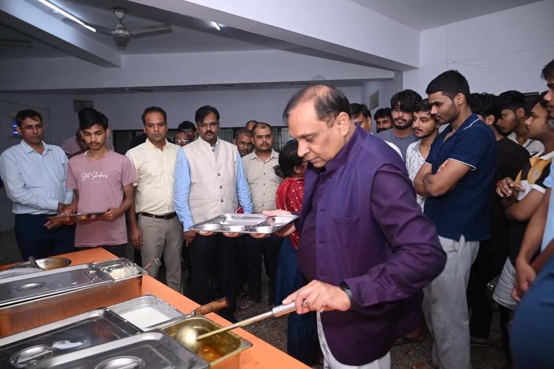 From the plate to the kitchen, the Vice-Chancellor inspected the arrangements.