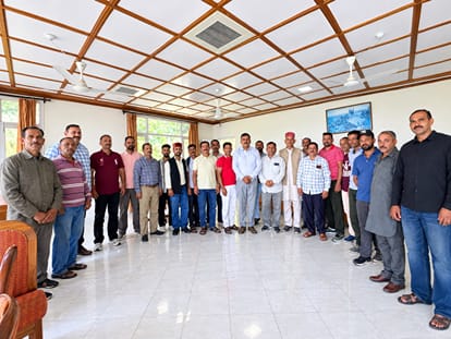 थान देवता मेला हलोनीपुल के आयोजन को लेकर बुलाई बैठक के बाद समिति के सदस्य। संवाद