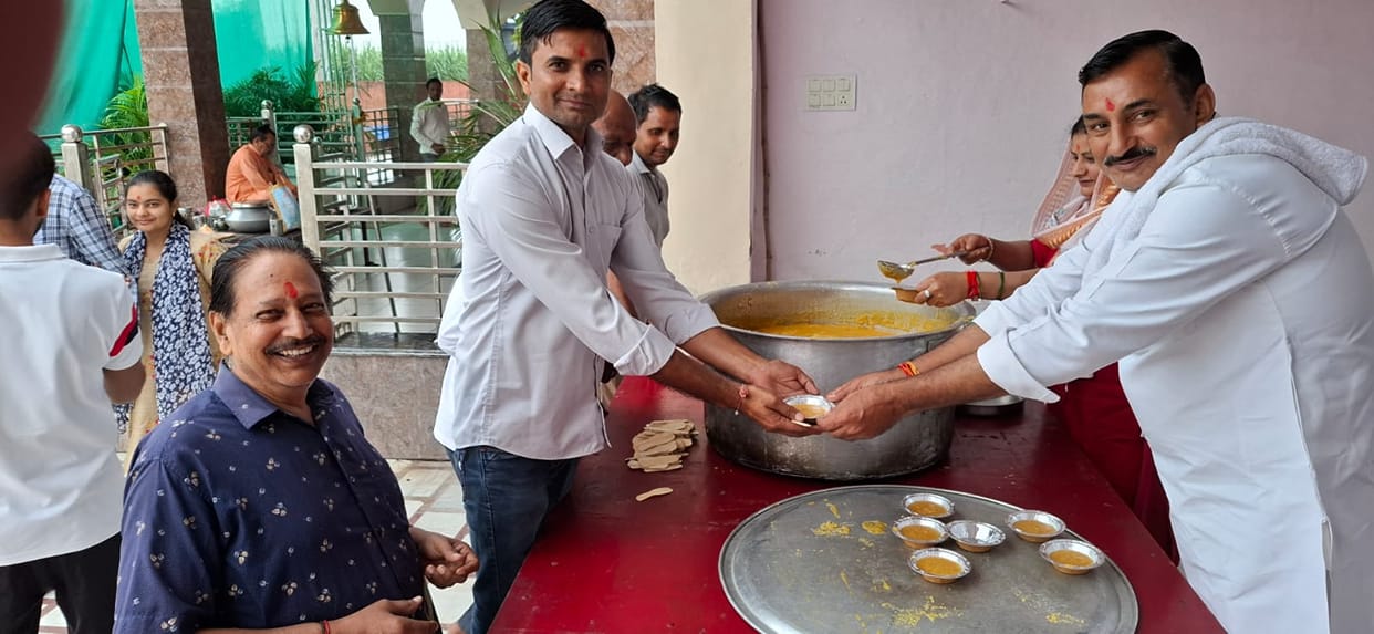 Community feast at Baba Bihari Das Temple; BSP candidate offers prayers.