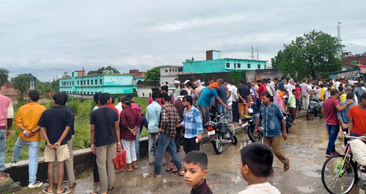दोस्तपुर के शाहीपुल पर लगी ग्रामीणों की भीड़। स्रोत-ग्रामीण