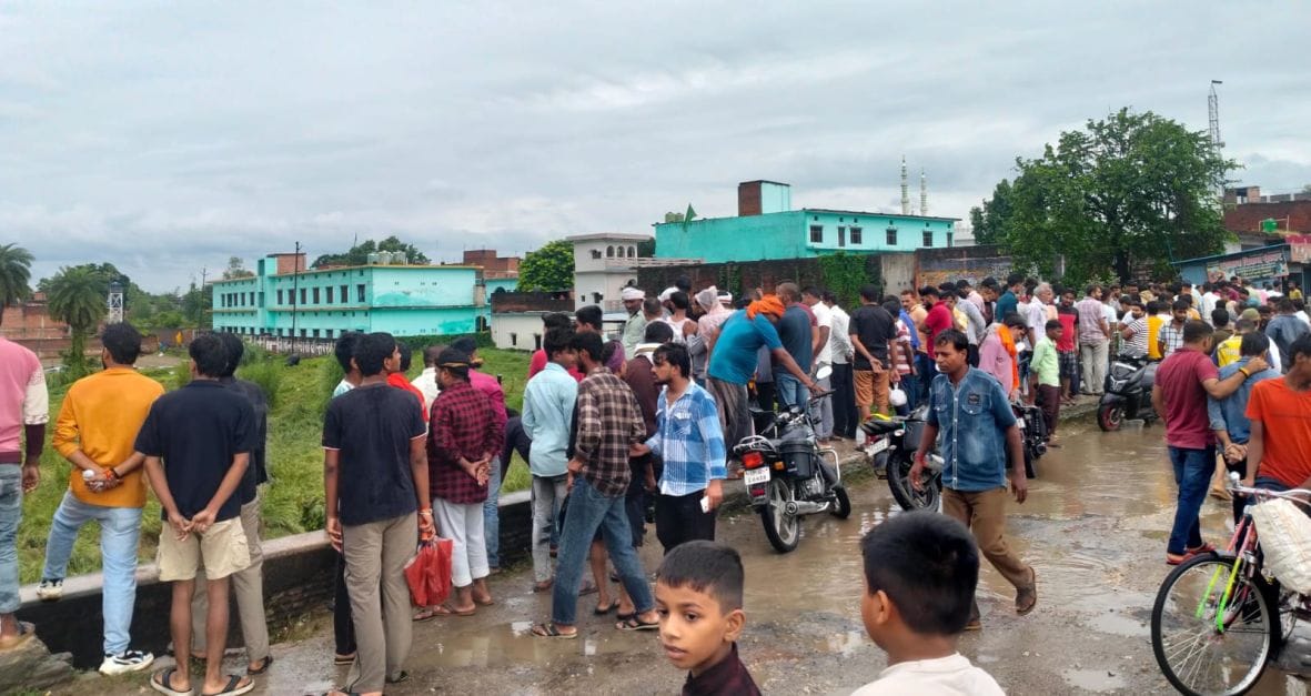 दोस्तपुर के शाहीपुल पर लगी ग्रामीणों की भीड़। स्रोत-ग्रामीण
