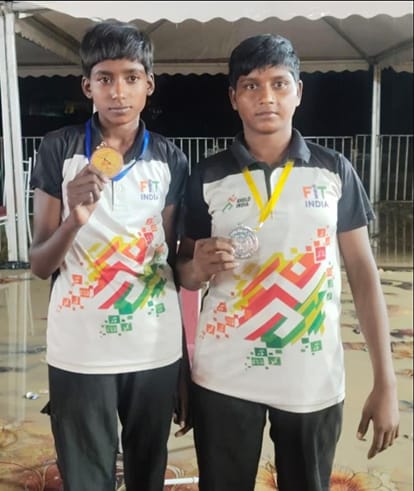 देवरिया में आयोजित प्रदेशीय माध्यमिक विद्यालयीय कुश्ती प्रतियोगिता में पदक विजेता नौगढ़ की वंदन