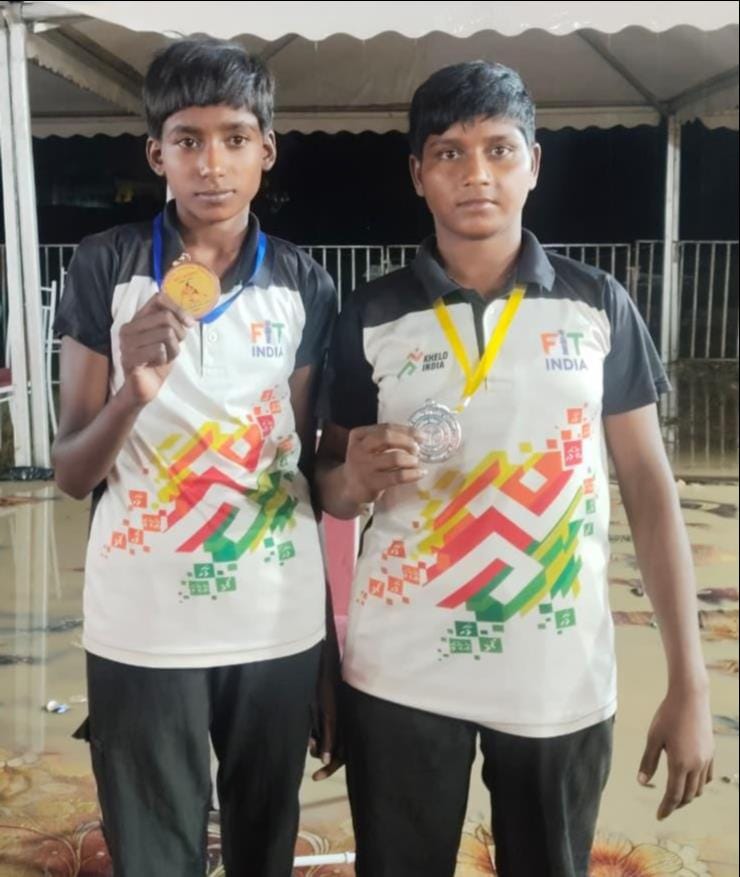 देवरिया में आयोजित प्रदेशीय माध्यमिक विद्यालयीय कुश्ती प्रतियोगिता में पदक विजेता नौगढ़ की वंदन