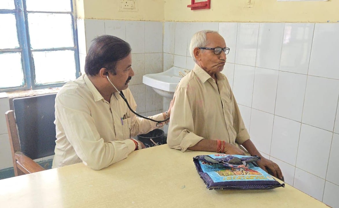 धरपा पीएचसी में लगे आरोग्य मेले में जांच करवाते बुजुर्ग। संवाद