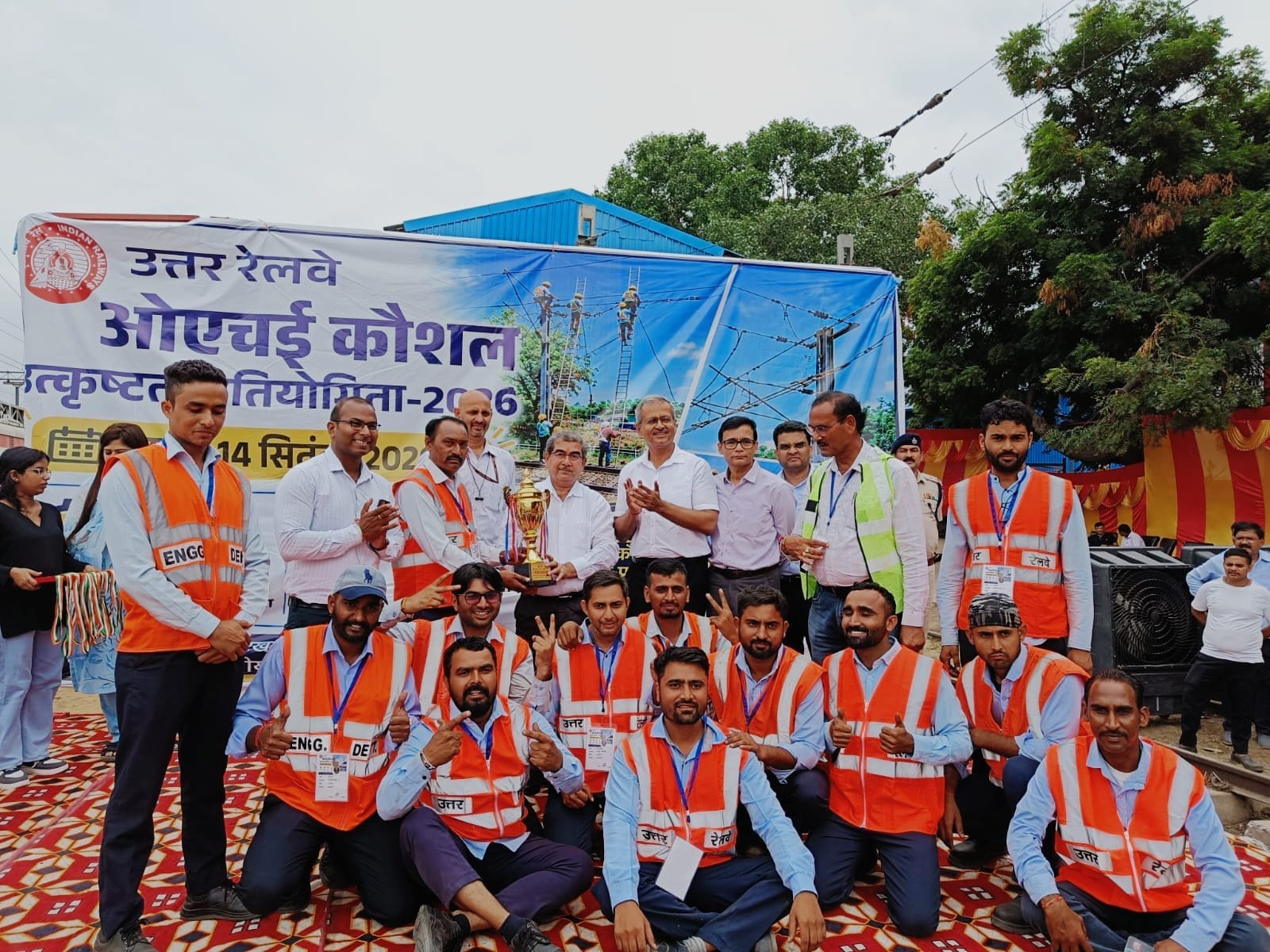 उत्तर रेलवे द्वारा आयोजित प्रतियोगिता में अंबाला मंडल को ट्रॉफी प्रदान करते महाप्रबंधक। रेलवे
