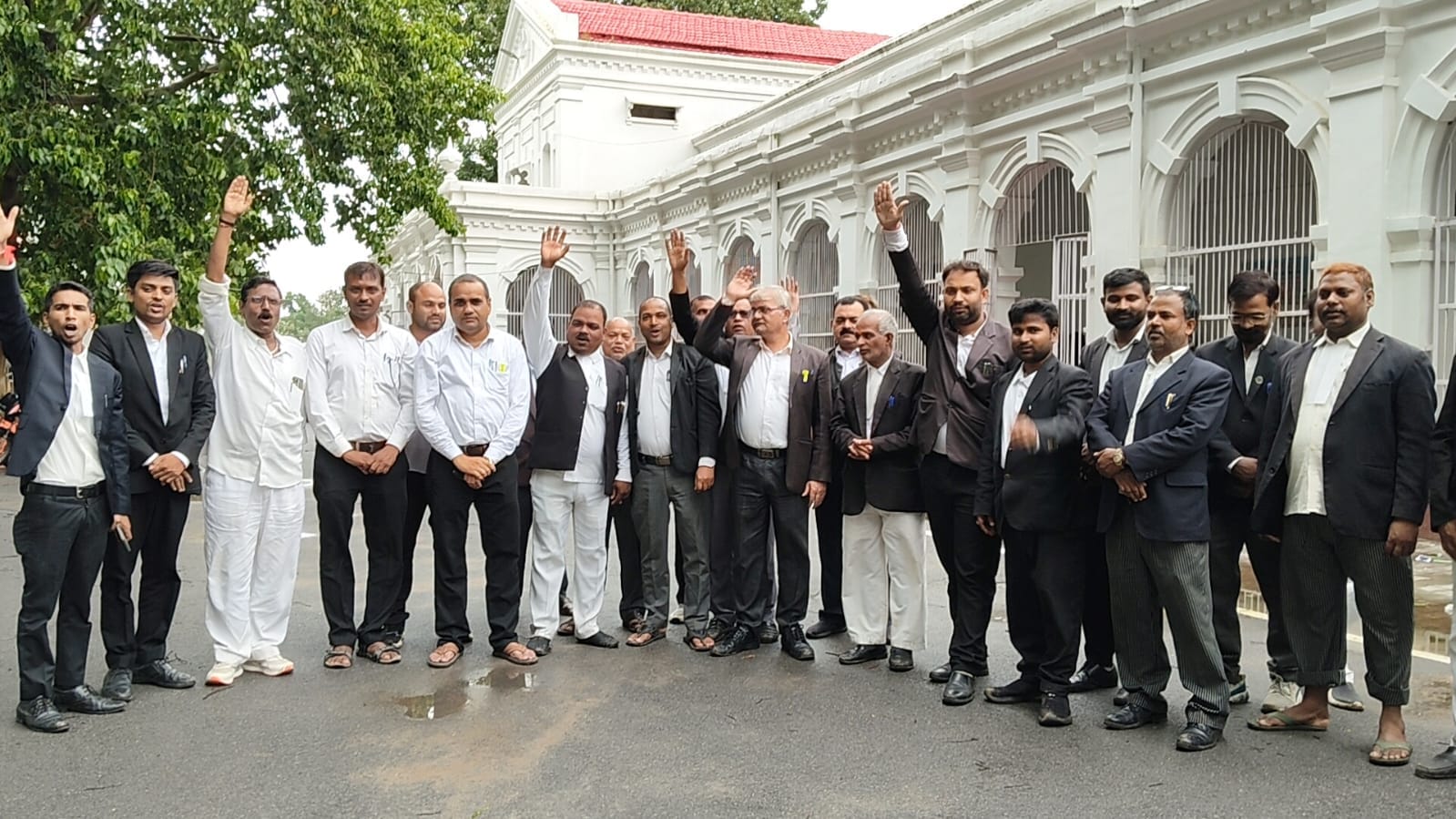 विभिन्न मांगों को लेकर कलेक्ट्रेट परिसर में प्रदर्शन करते अधिवक्तागण। जागरुक पाठक