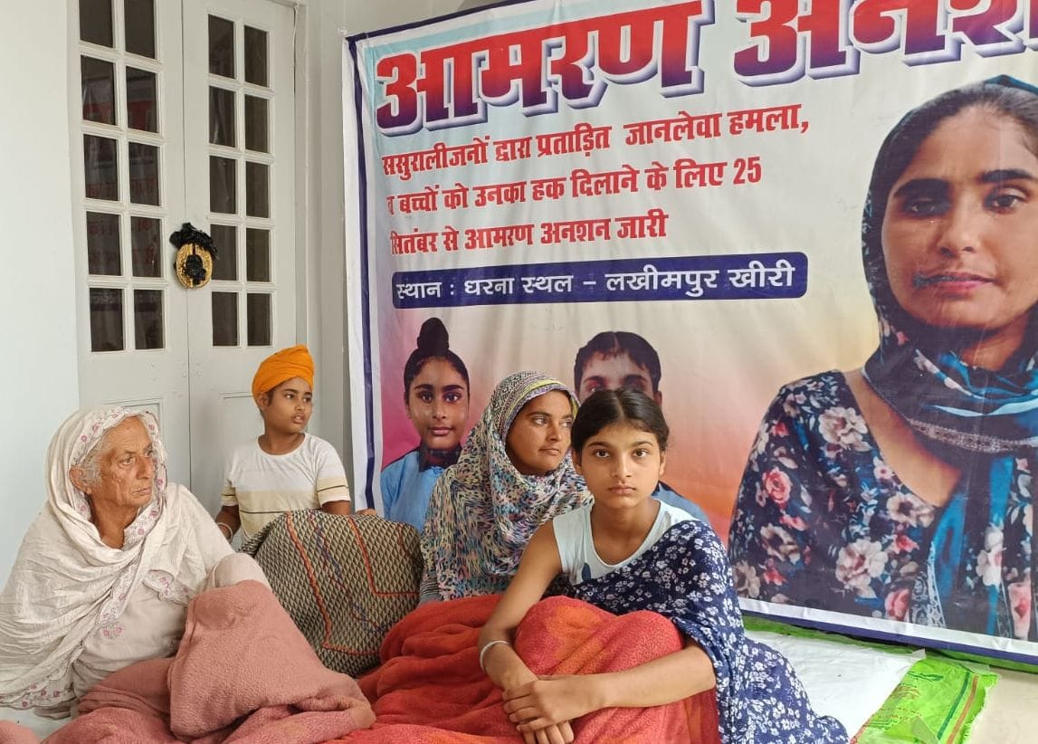 विलोबी परिसर में आमरण अनशन में बैठी मनजीत कौर। संवाद
