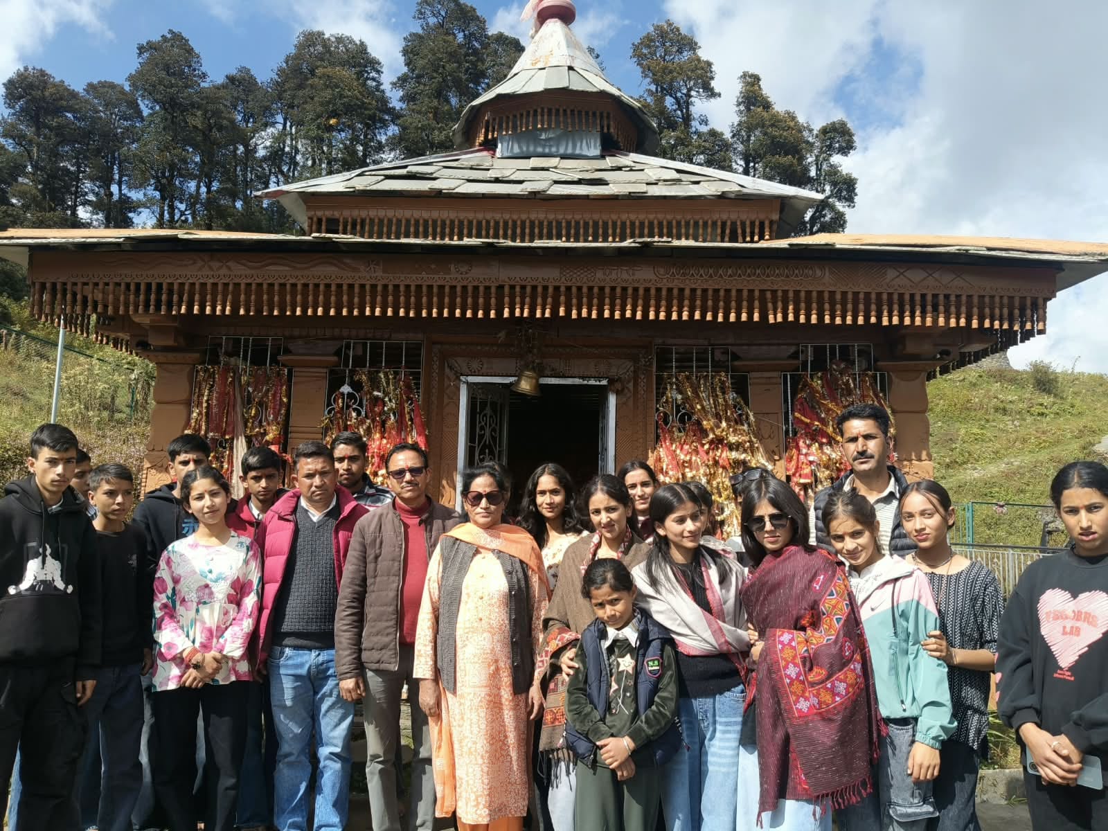 वरिष्ठ माध्यमिक पाठशाला देवठी के विद्यार्थियों ने जाना बुढ़ी नागिन का इतिहास। स्रोत : स्कूल प्र