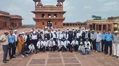 विश्व पर्यटन दिवस के अवसर पर पर्यटन विभाग द्वारा छात्रों को सीकरी स्मारकों का अवलोकन कराया गया