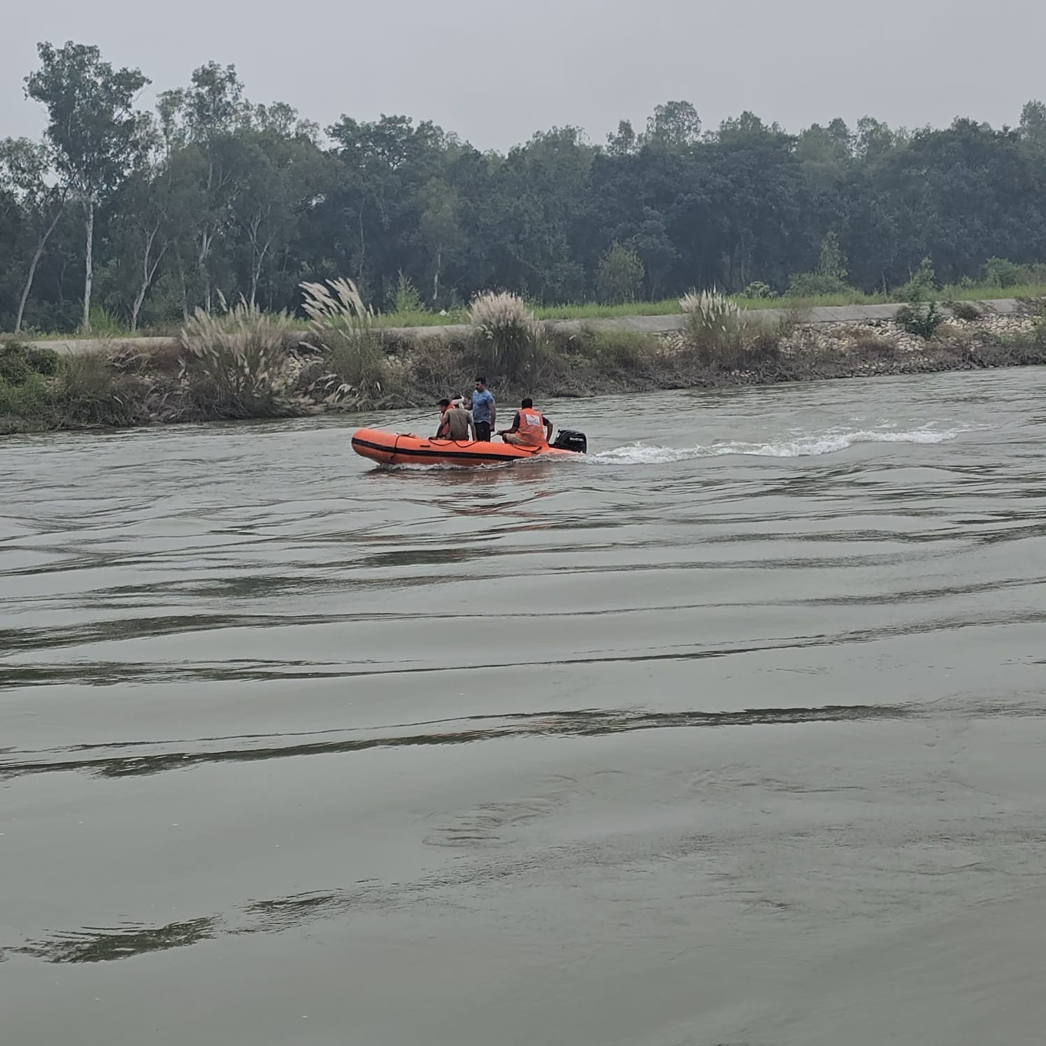 युवक की तलाश करती एसडीआरएफ की टीम। संवाद