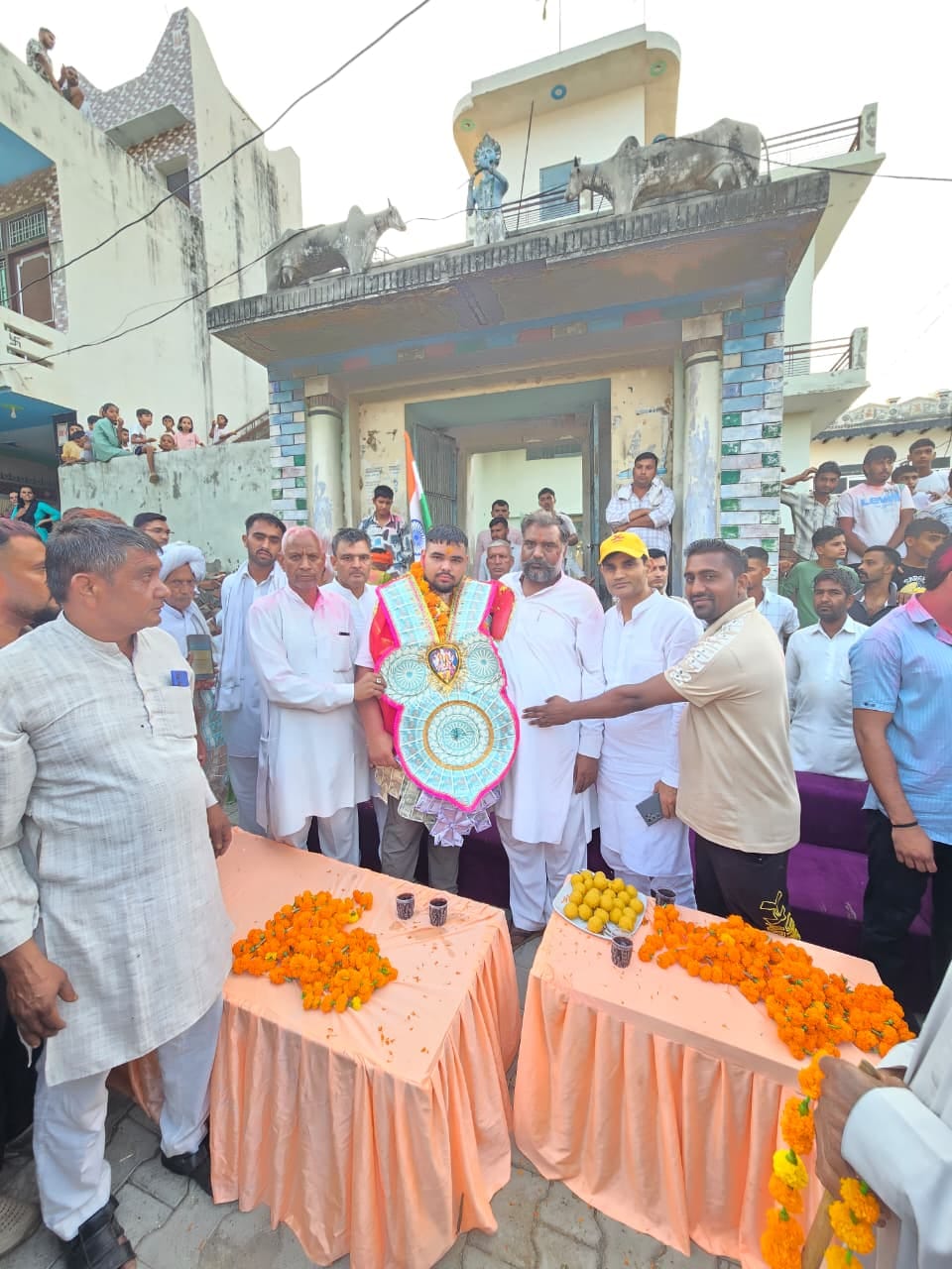 27 जुलाना 01:  विजेता खिलाड़ी का स्वाग करते ग्रामीण। संवाद