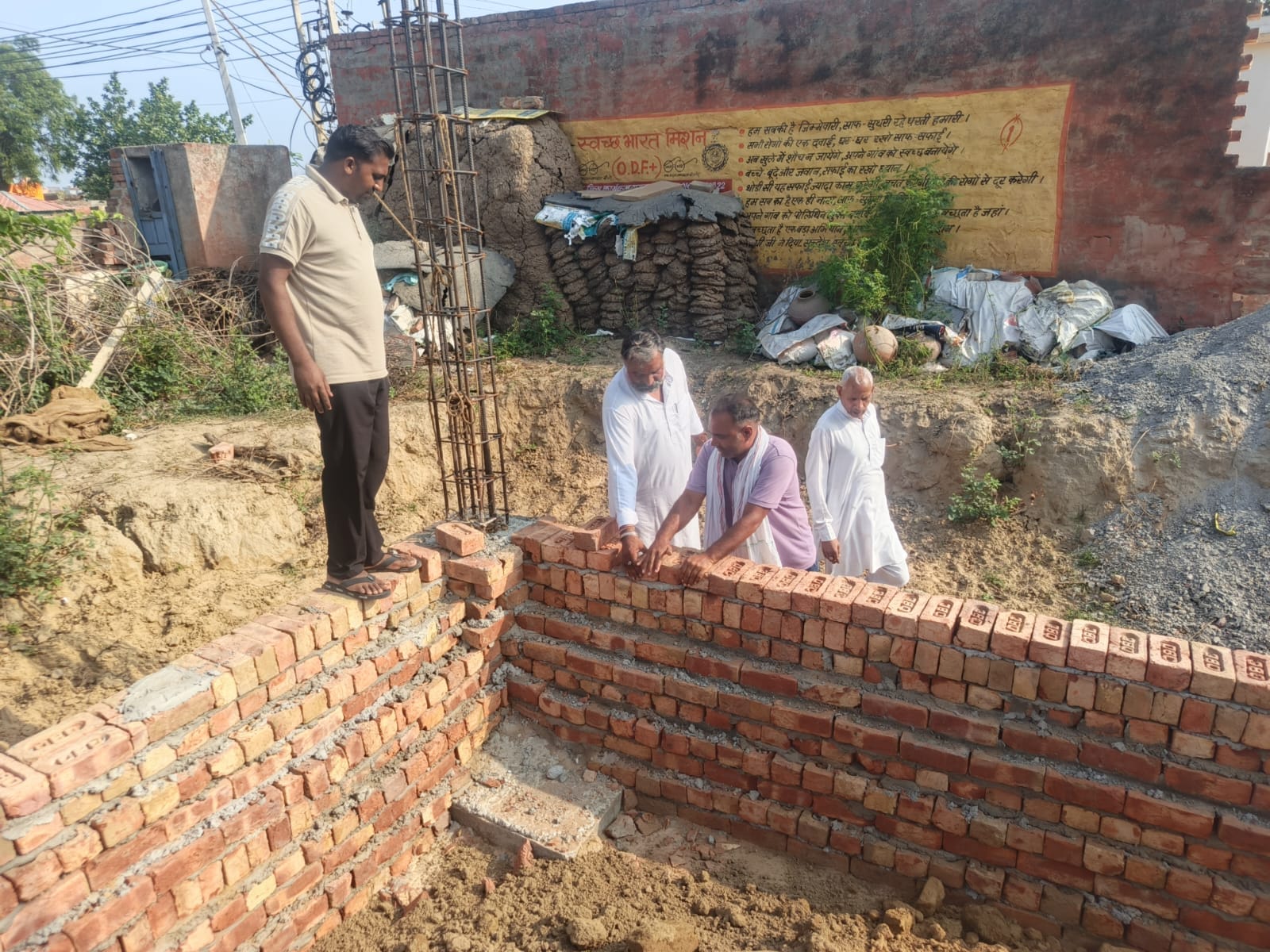 27 जुलाना 02: मालवी गांव में निमार्ण कार्य में प्रयोग की जा रही सामग्री दिखाते सरपंच और पंचायत 